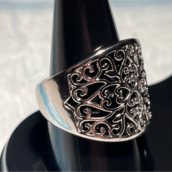 Stunning Filigree Ring - Picture 3 of 5